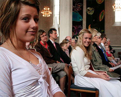 Simone p&aring; sin plads i kirken