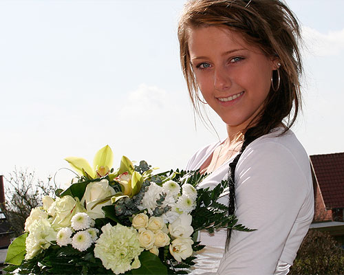 Simone med blomster fra Vinni og Bj&oslash;rn, Susanne og J&oslash;rgen