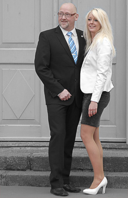 Jann Guldhammer foran Herningsholm Herregård sammen mid sin hustru Vinni Guldhammer. Billede er taget den 13. april 2013, ved deres bryllup.