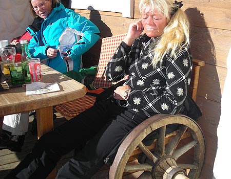 En gammel krage i en gammel stol
