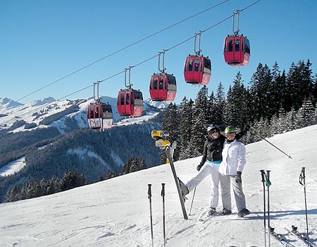 Den røde gondol i Saalbach med Nina og Simone i forgrunden