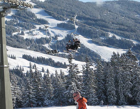 Nicolai, Gert og Mussi på vej op i en stolelift i Saalbach