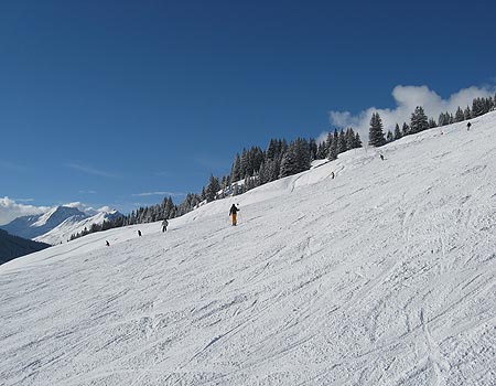 En bred piste i Saalbach