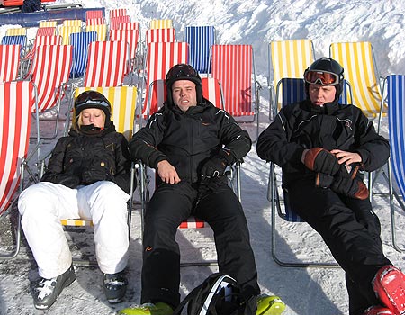 Simone Guldhammer, Mads Juhl og Jesper Broberg i liggestole i Saalbach